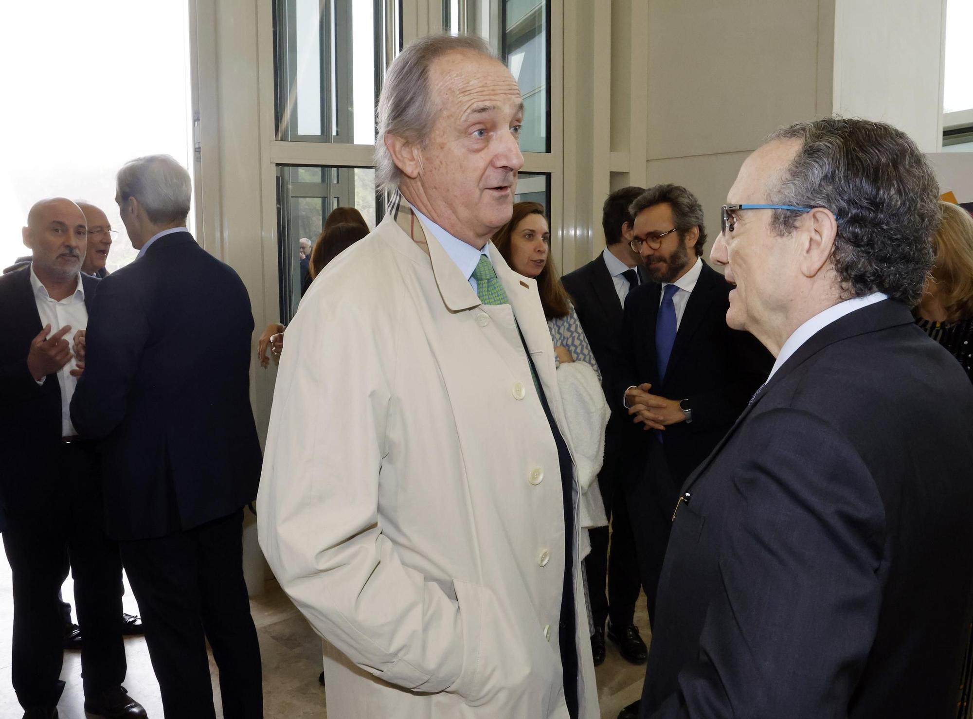 El poder político y empresarial se cita en Santiago