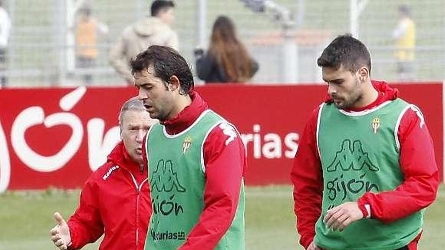 Iván Hernández y Botía reciben instrucciones de Javier Clemente.