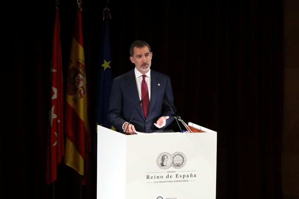 El Rey Felipe VI entrega, emocionado, el premio a título póstumo a la trayectoria empresarial a Plácido Arango