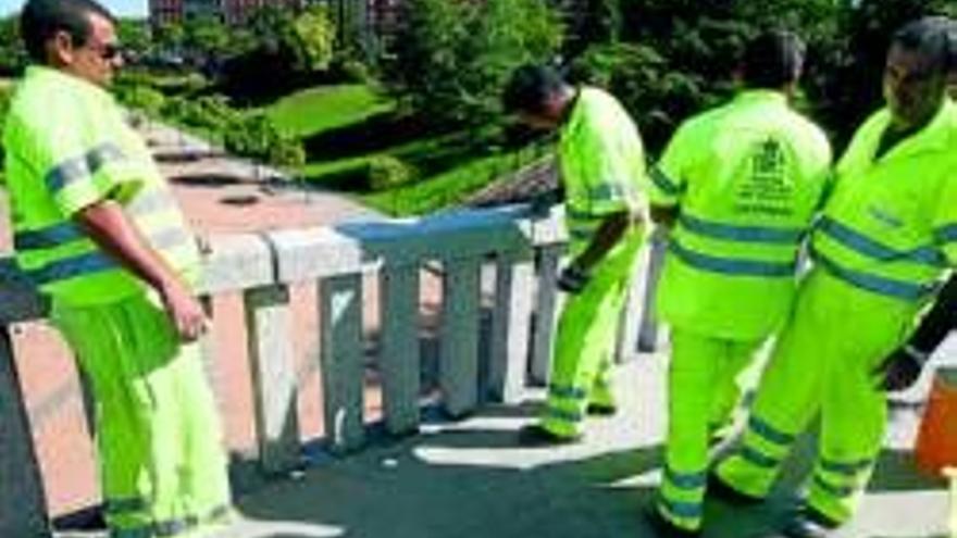 Fomento repara el pretil del puente de la Universidad