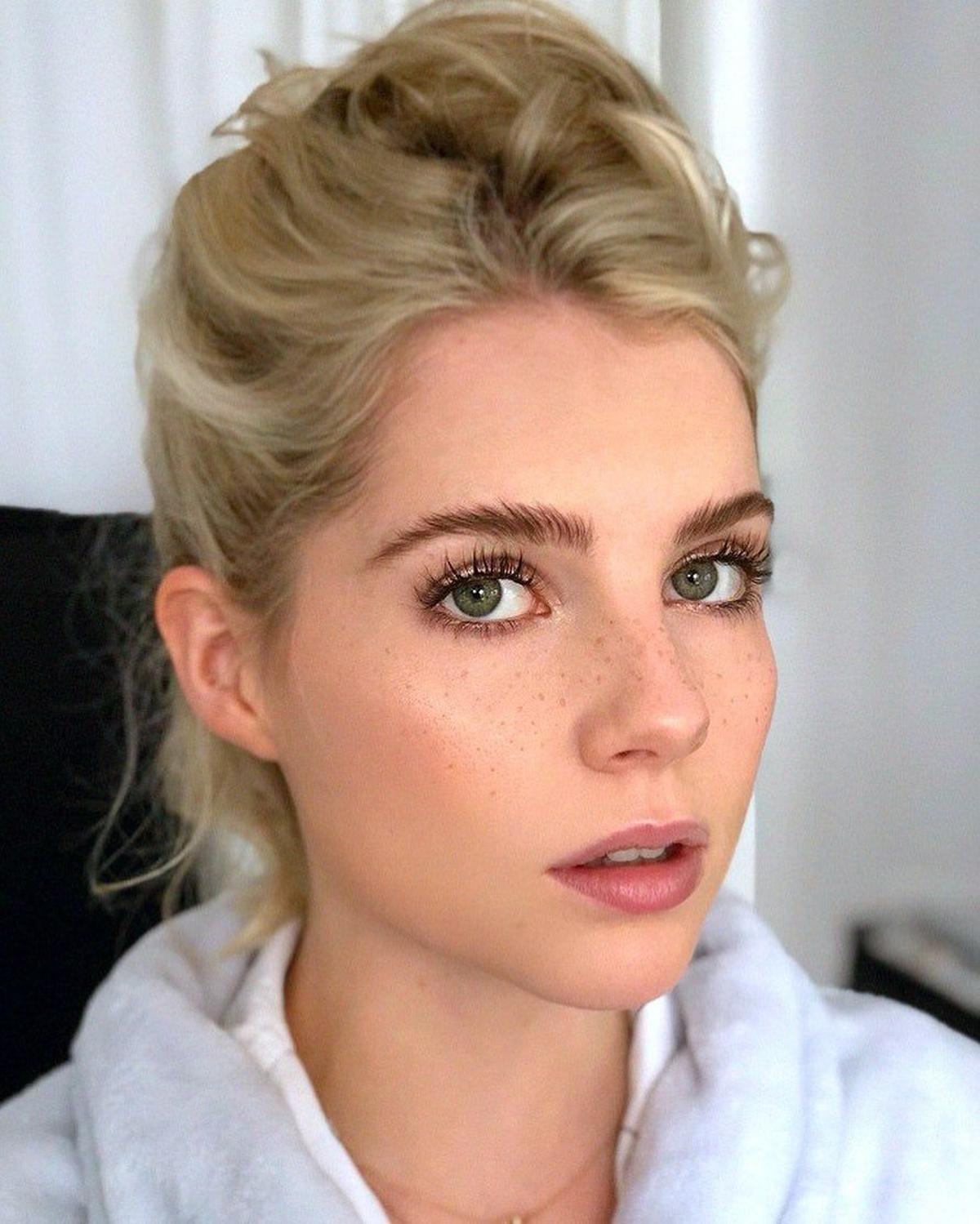 Lucy Boynton con pecas falsas (Instagram: @tyronmachhausen)