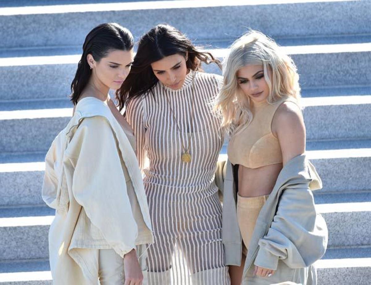 Kylie Jenner, Kendall Jenner y Kim Kardashian en el desfile Yeezy de Kanye West.