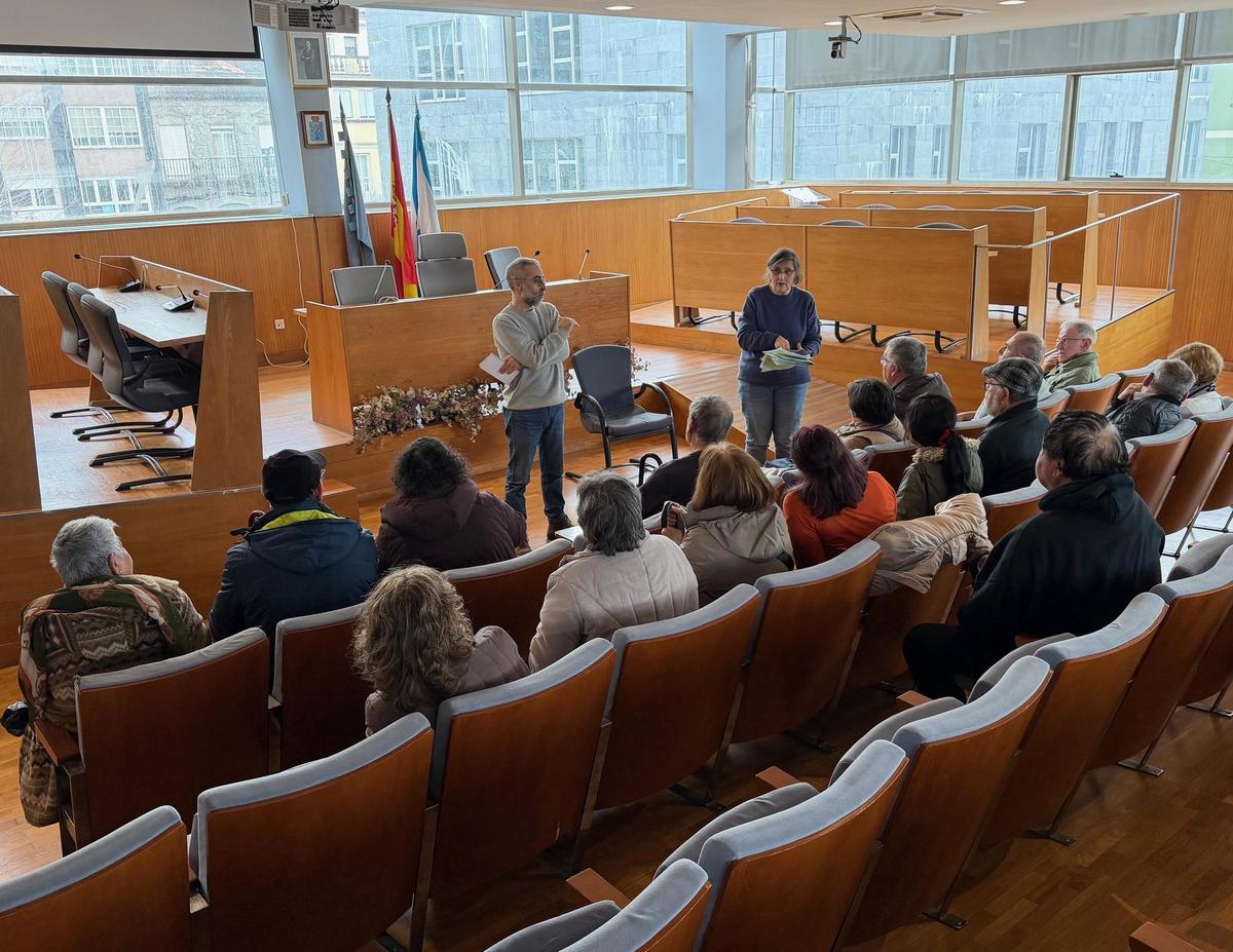Antón Iglesias y Mª Isabel Medraño, con propietarios de fincas afectadas, ayer en el Concello de Cangas.