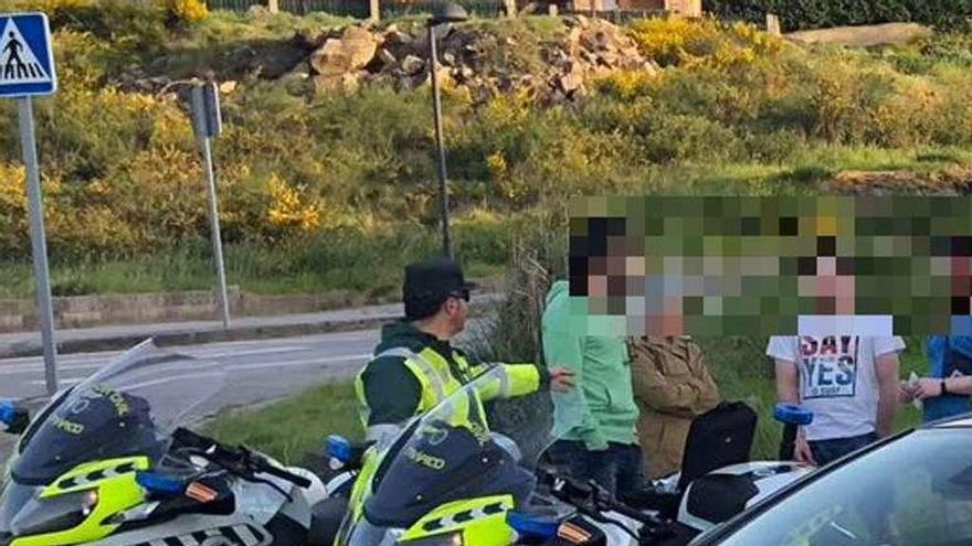 Patrullas de motoristas en el control de alcoholemia en Vilagarcía.