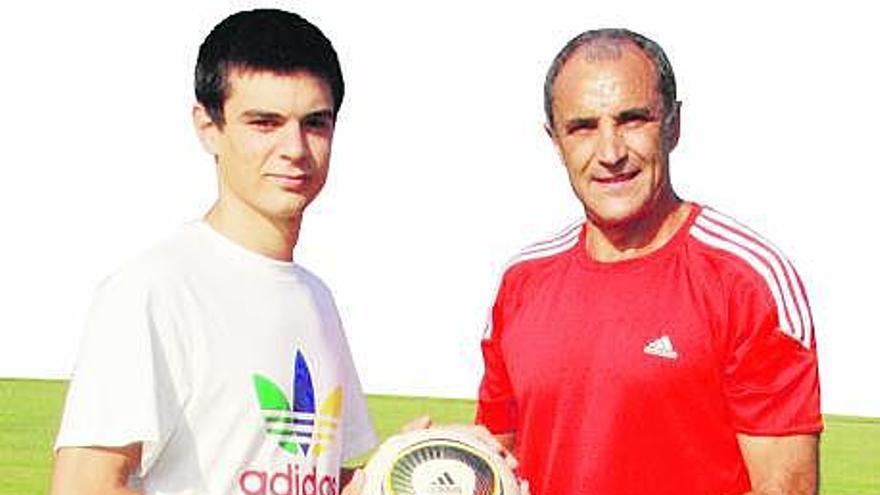 Sergio y Joaquín, con el balón de testigo, en los terrenos deportivos de La Fresneda.