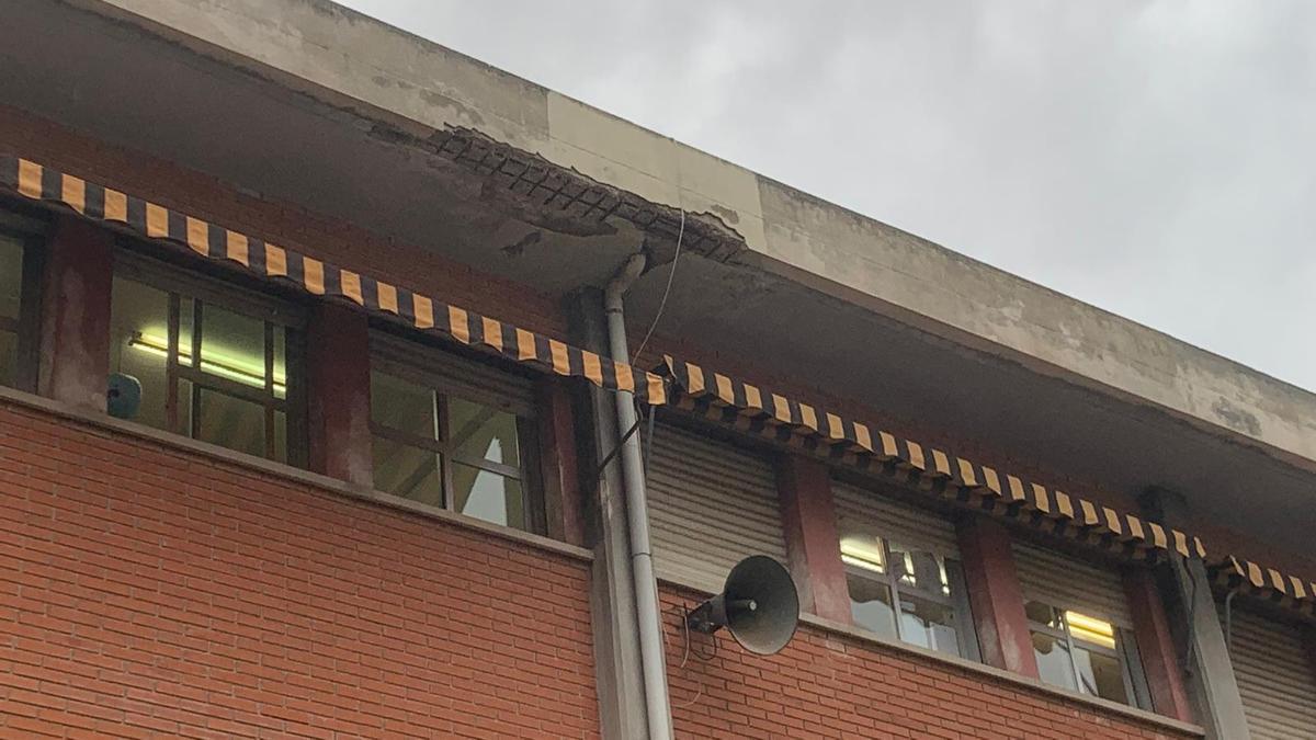 Desprendimiento en la cornisa del CEIP Max Aub