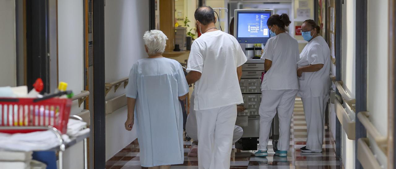 Trabajadores en una de las plantas del Hospital General de Alicante, en una imagen de archivo.