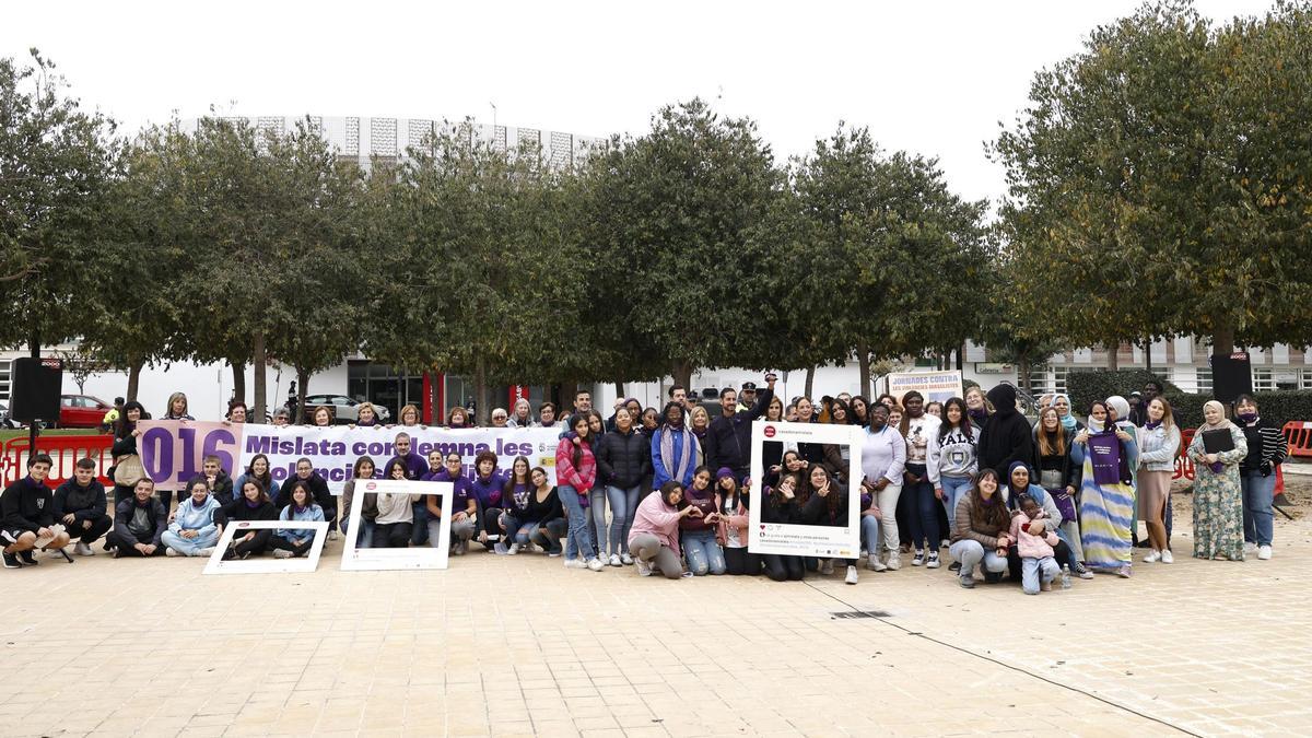 Lectura del manifiesto del 25N, día Internacional de la Lucha contra la Violencia de Gènero.