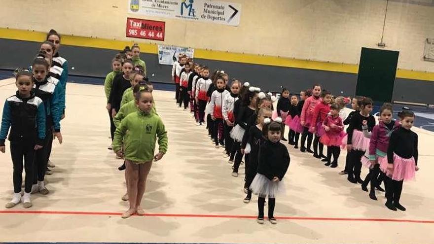 Las gimnastas, durante el festival disputado el sábado.