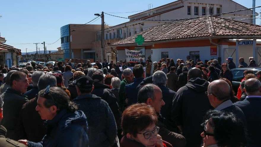 Manifestación celebrada en Coreses para reclamar extracciones de sangre en el consultorio local