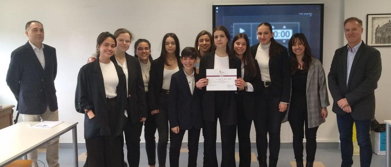 Los alumnos del IES María de Molina, ganadores de la fase provincial de la Liga Debate. | Ana Burrieza