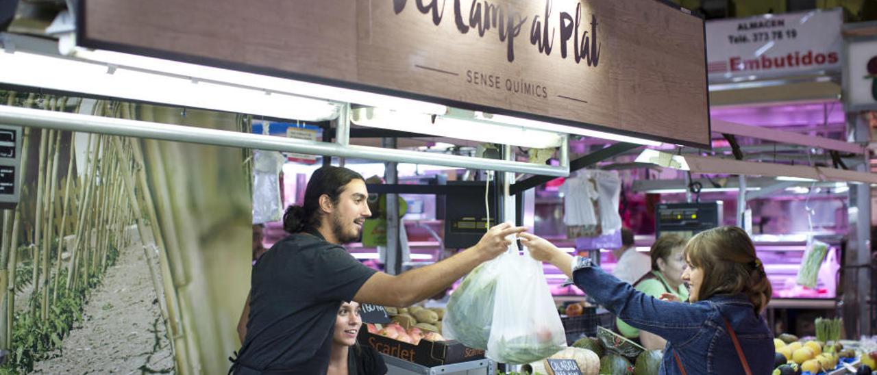 Venta de productos de proximidad en el Mercado de Russafa.