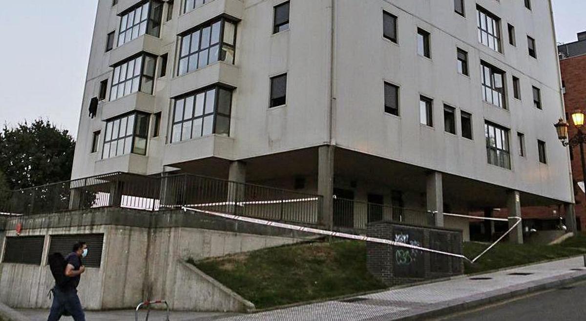 El edificio, ayer, precintado por los bomberos.