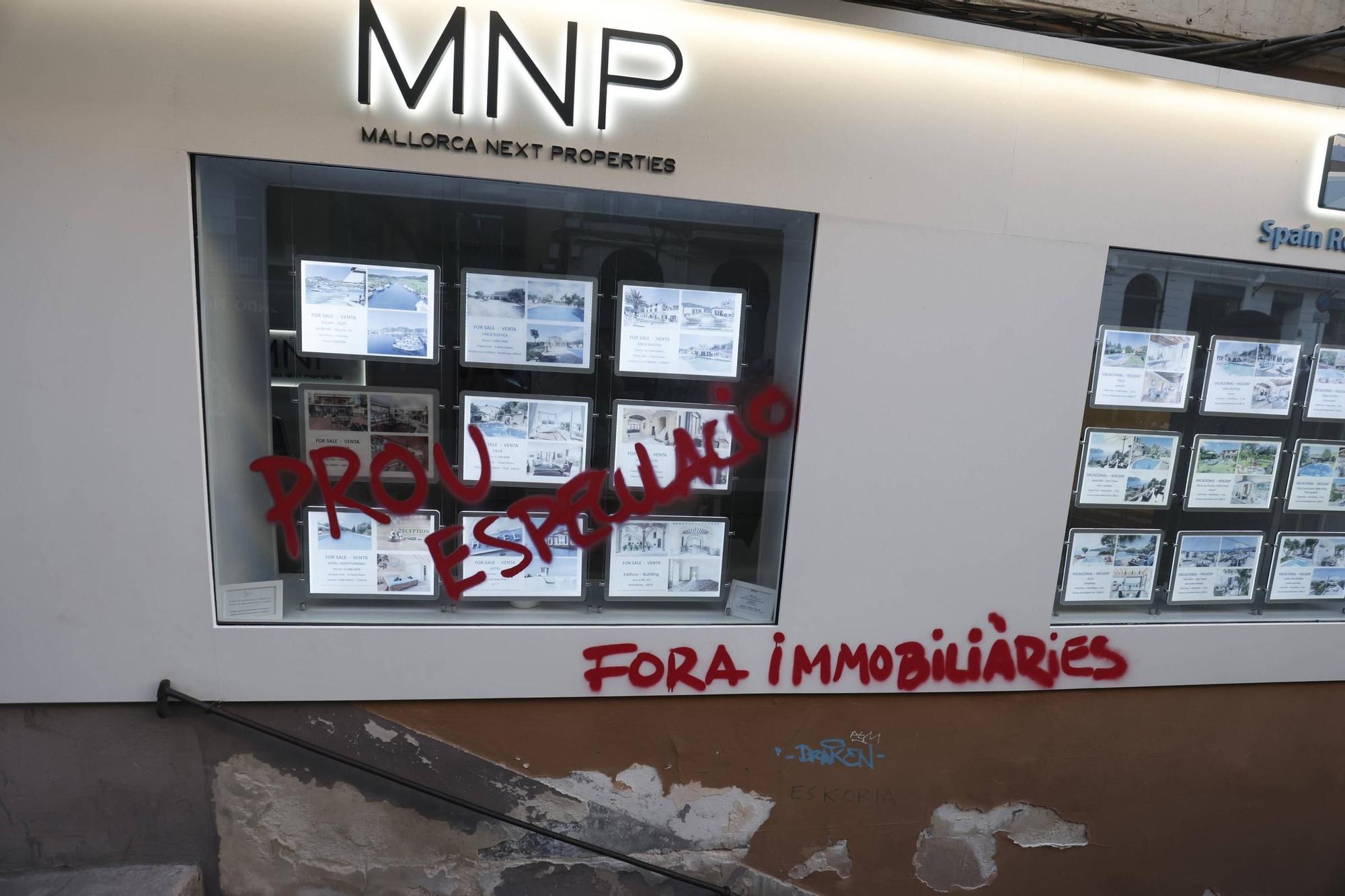 Aparecen pintadas vandálicas contra el turismo en varias inmobiliarias de lujo del centro de Palma