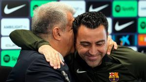 Joan Laporta y Xavi Hernández se abrazan en la rueda de prensa que anuncia la continuidad del entrenador