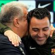 Joan Laporta y Xavi Hernández se abrazan en la rueda de prensa que anuncia la continuidad del entrenador