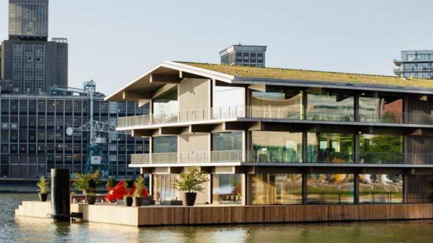 El Centro Global de Adaptación climática de Roterdam, la oficina flotante más grande del mundo, mientras se trasladaba desde su lugar de construcción hasta Roterdam (a la derecha). | | LP/DLP