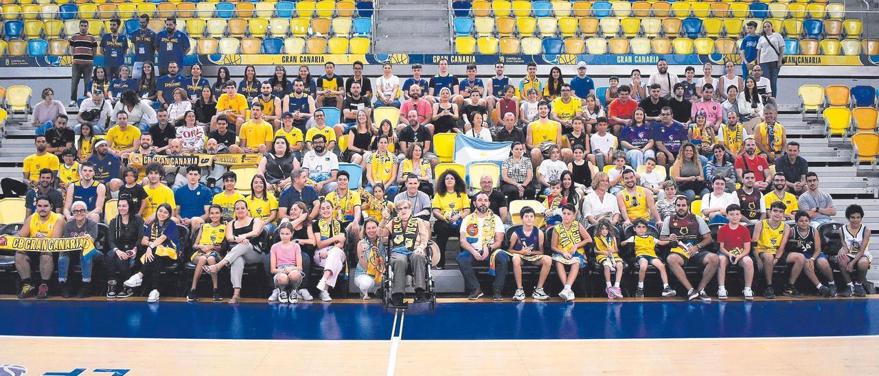 La plantilla del CB Gran Canaria, integrada con los aficionados que acudieron el martes a despedirse de ellos y bendecirles para la Copa del Rey