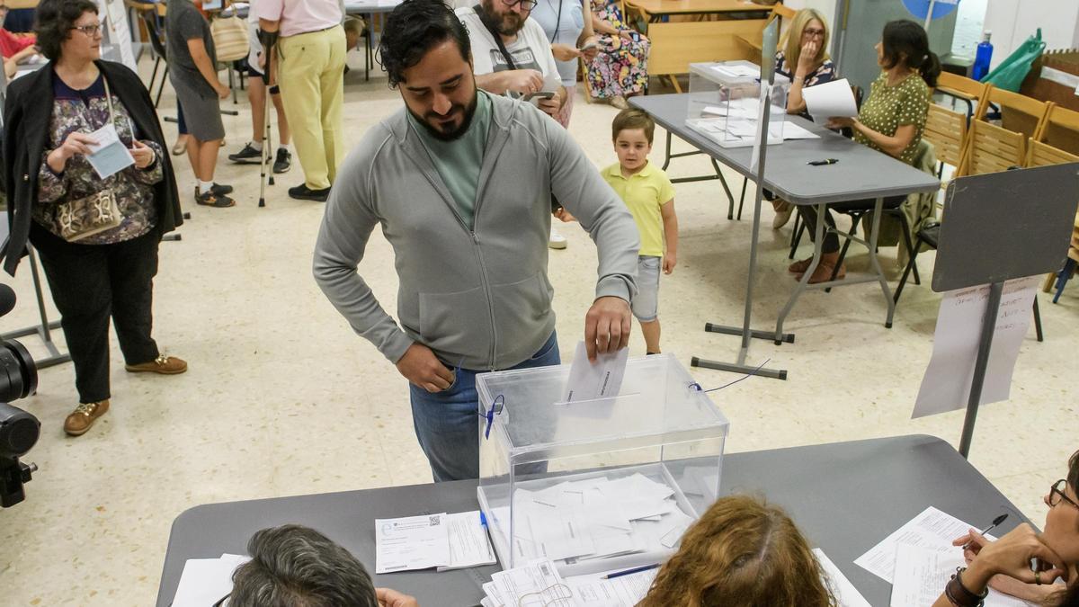 El número 1 de Se acabó la fiesta a las elecciones europeas, Alvise Pérez (c), ejerce su derecho al voto en Sevilla este domingo.