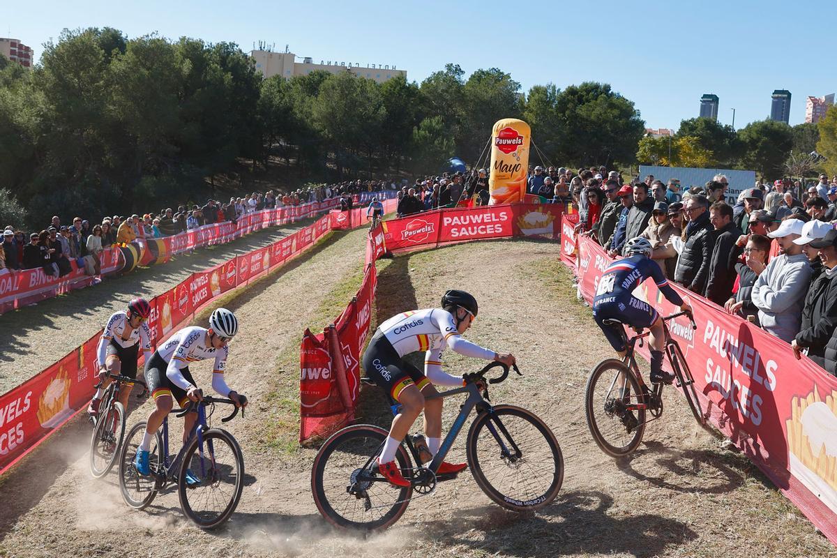 Un momento de la competición en la Copa del Mundo de Ciclocross UCI - Benidorm Costa Blanca 2023.