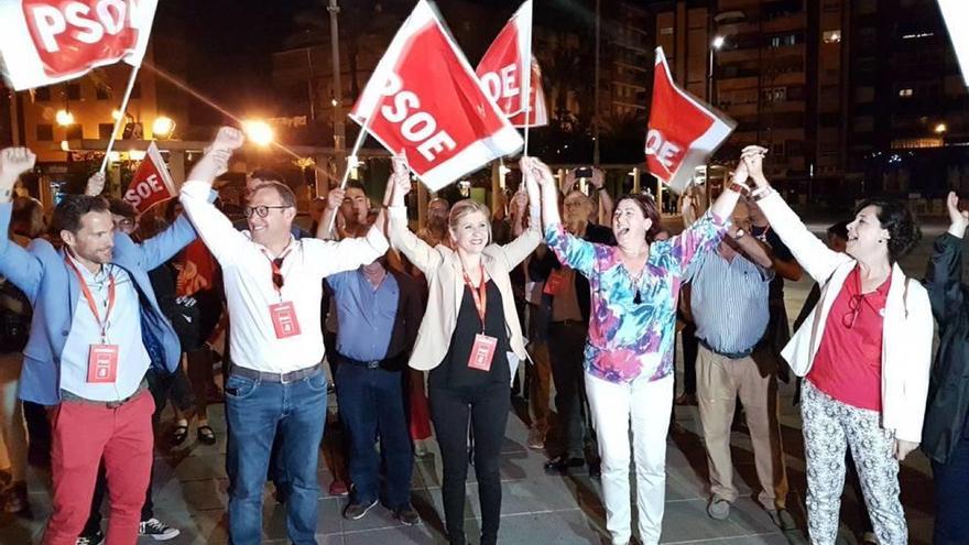 Esther Clavero celebra su victoria electoral con miembros y simpatizantes del PSOE de Molina.