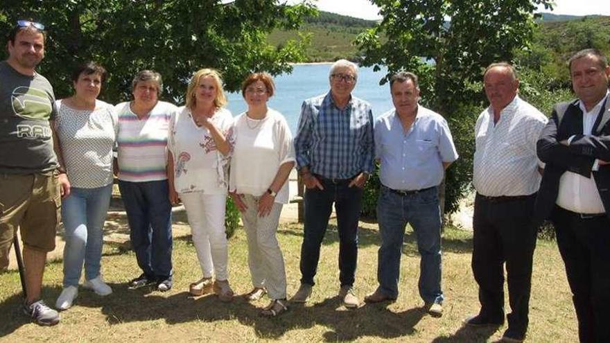 Representantes del PSOE en su visita al incendio de Otero, embalse de Agavanzal y Cional.