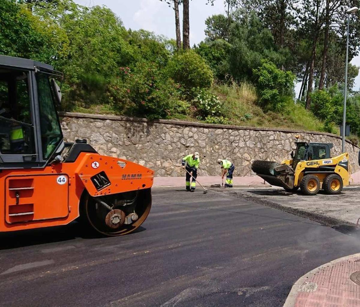 Unes tasques d'asfaltatge en una imatge d'arxiu.