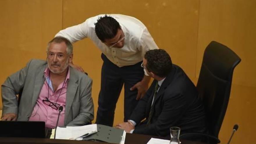 El secretario municipal, en un pleno de Benidorm, junto al alcalde y el portavoz del gobierno.