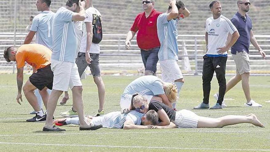 Jugadores y técnicos del Ibiza lamentan al final del partido la oportunidad perdida.