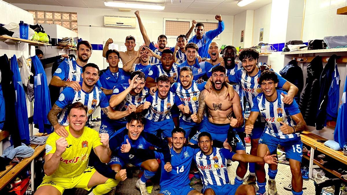 Los jugadores del Águilas, celebrando la victoria ante La Unión