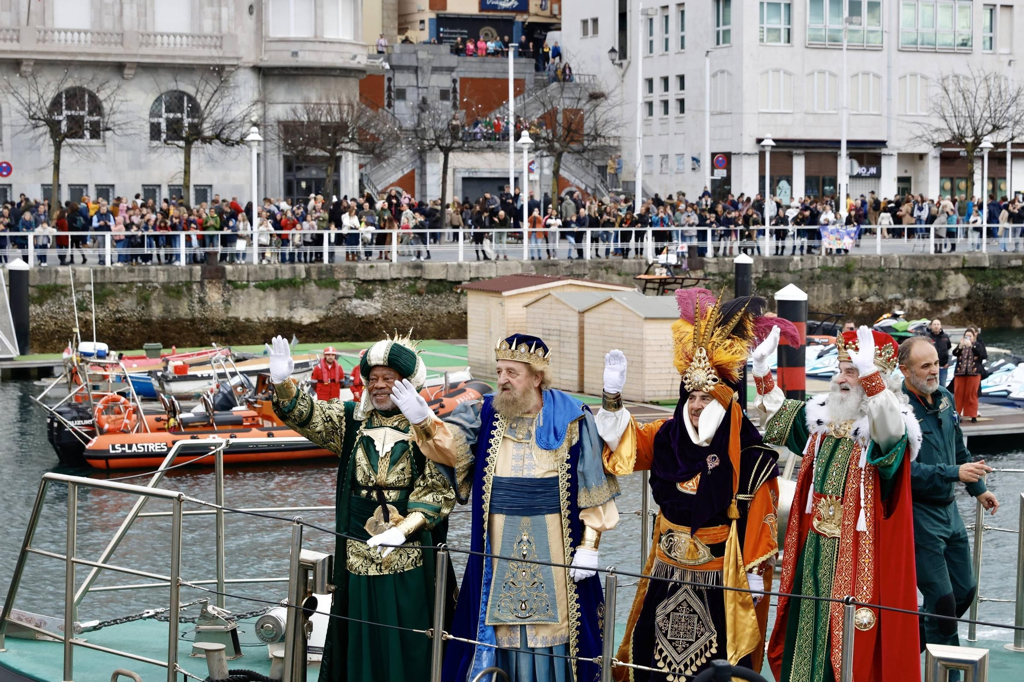 En imágenes: Los Reyes Magos desembarcan en Gijón