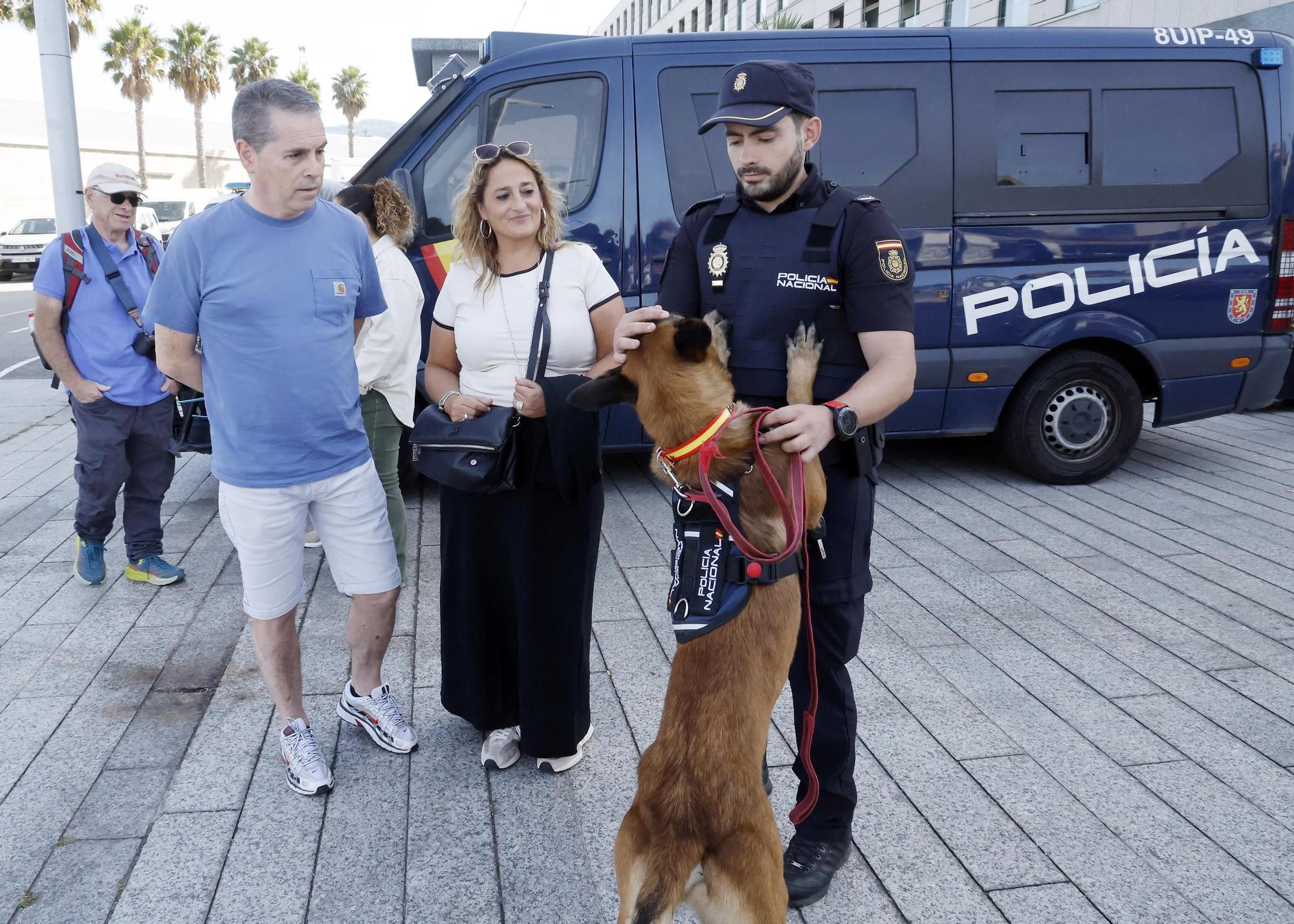 Los perros policía y el robot Sira, protagonistas en la "Exposición de Medios" de la Policía Nacional