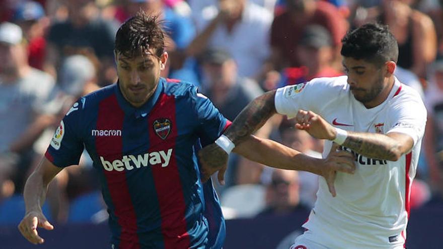 Campaña, pugnando con Banega en el Levante-Sevilla.