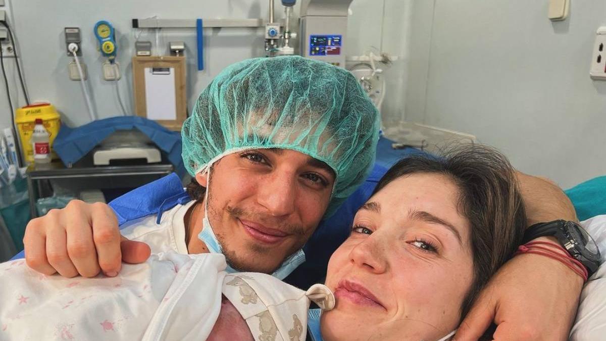 Miguel Herrán y Celia Pedraza tras el nacimiento de su primer hija, María