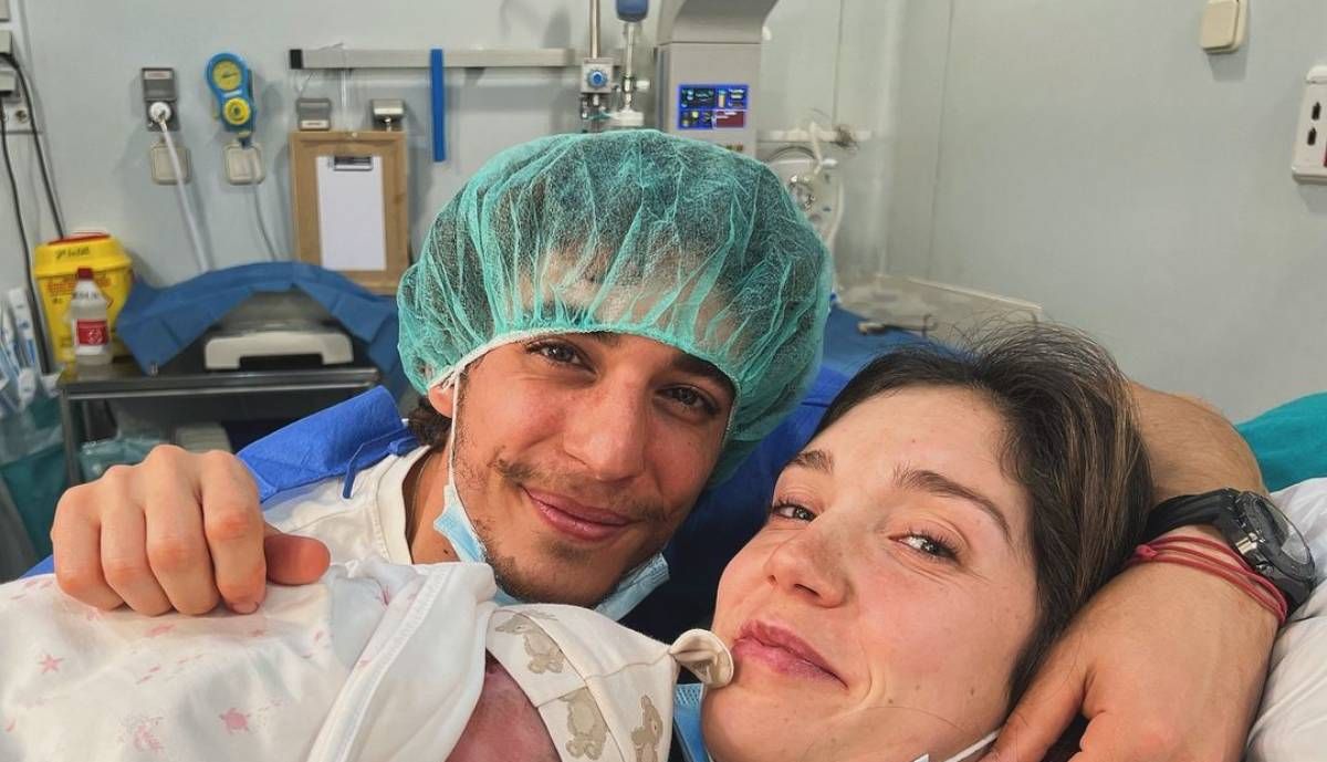 Miguel Herrán y Celia Pedraza tras el nacimiento de su primer hija, María