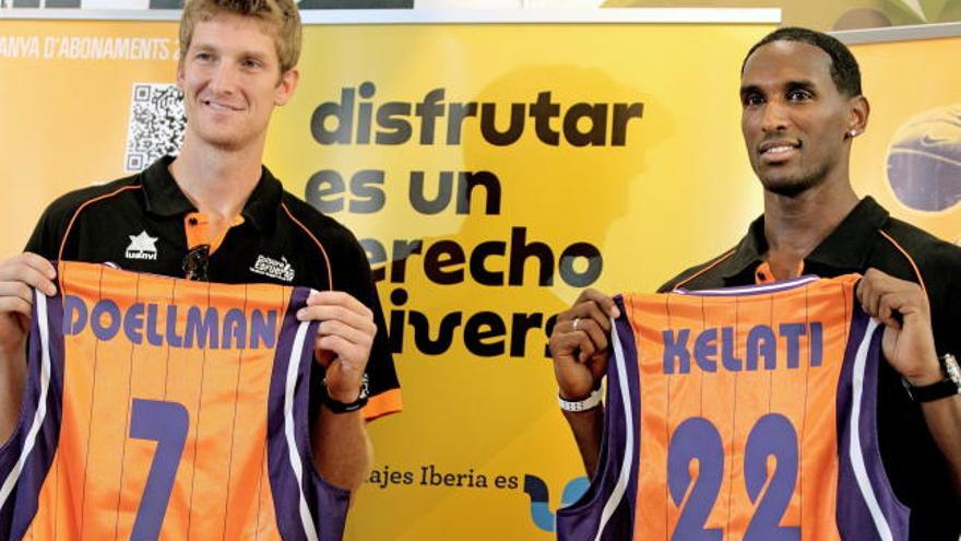 El ala-pívot estadounidense Justin Doellman y su compatriota alero Thomas Kelati durante su presentación como nuevos jugadores del Valencia Basket para la temporada 2012-2013.