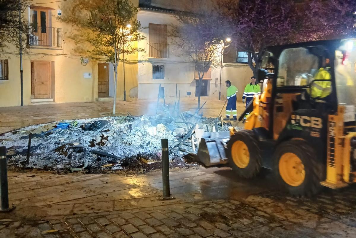 Trabajos de limpieza de una falla reducida a cenizas.