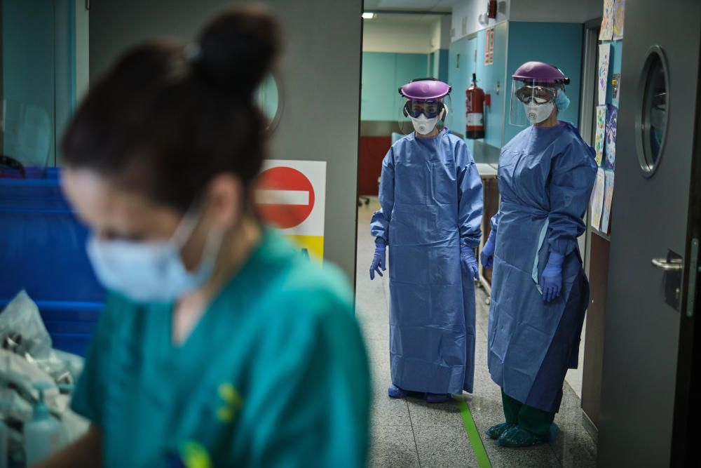 Reportaje sobre la situación en el hospital durante el Covid-19 La Candelaria Mascarillas coronavirus sanitarios test UCI UVI  | 24/04/2020 | Fotógrafo: Andrés Gutiérrez Taberne