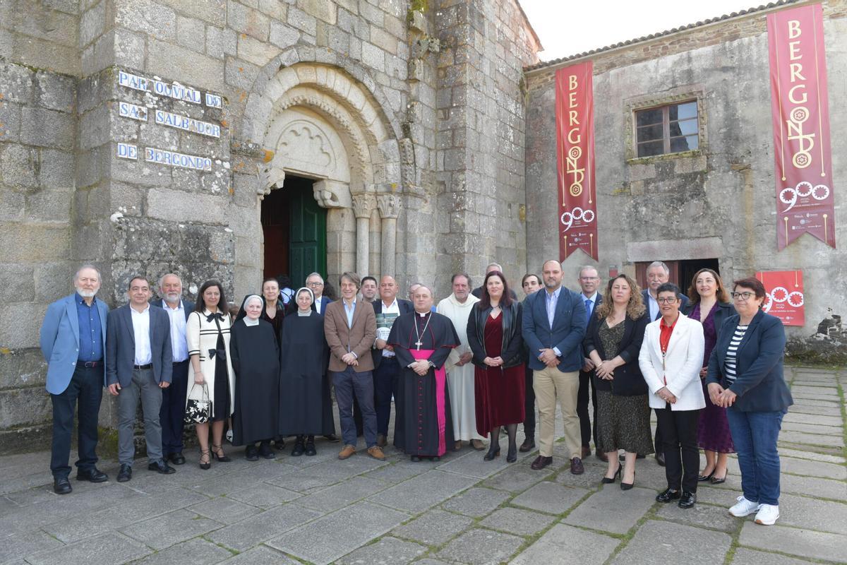 Autoridades políticas y religiosas durante el institucional conmemorando el 900º aniversario del Monasterio San Salvador Bergondo.