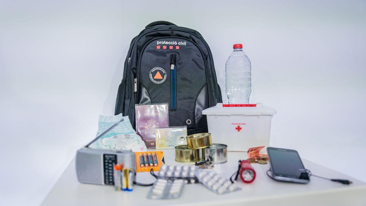 Se recomienda tener el kit de emergencias en una mochila cerca de la puerta de entrada de casa