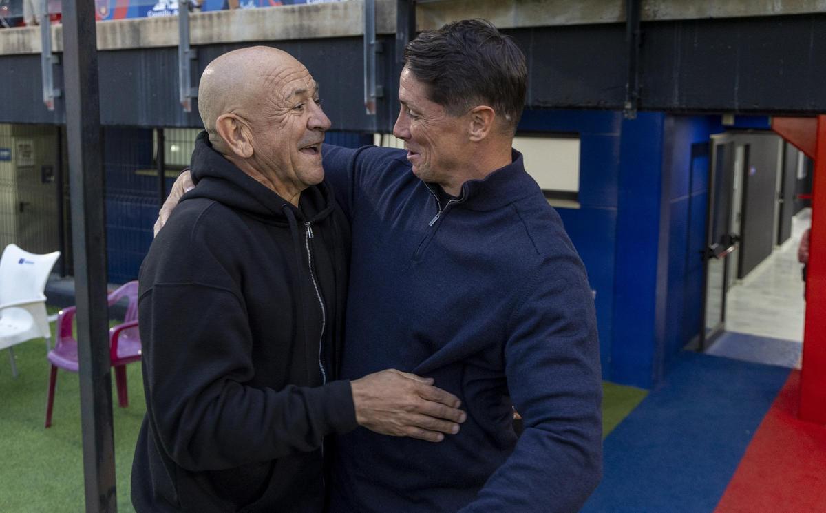Claudio Barragán y Fernando Torres se abrazan en la previa del partido.