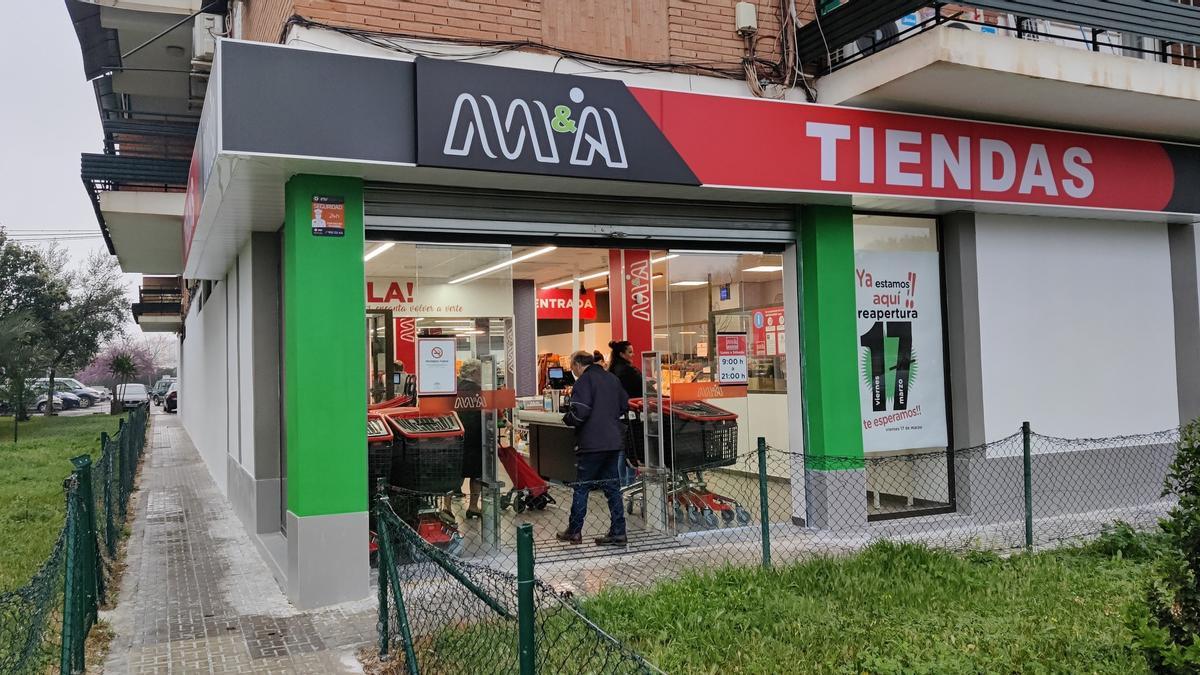 Exterior del supermercado M&amp;A que hoy abre sus puertas en el Parque Cruz Conde.