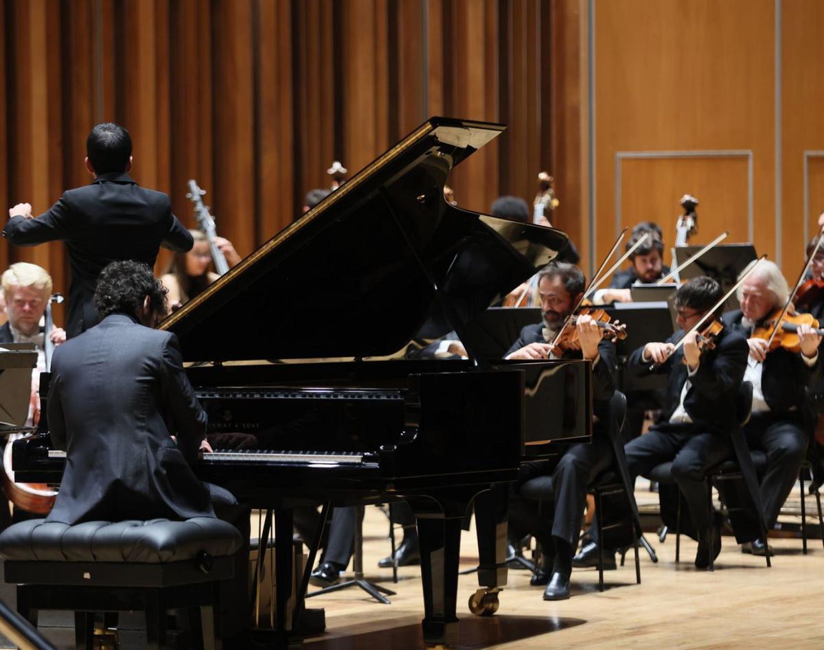El concierto, de ayer, con Colli y Coelho en primer término, de espaldas. | MARIO CANTELI