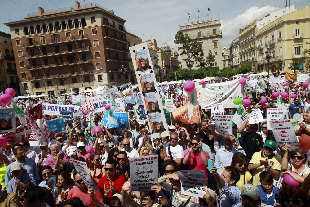 Cientos de alicantinos, en la protesta contra Marzà en Valencia