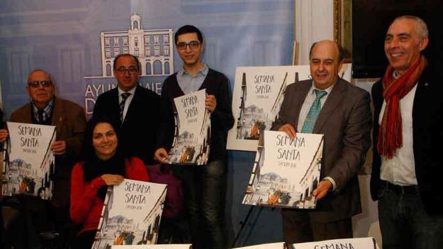 El tercero por la izquierda el autor, rodeado de epresentantes de la Tertulia, Ayuntamiento, Caja Rural y Junta pro Semana Santa.