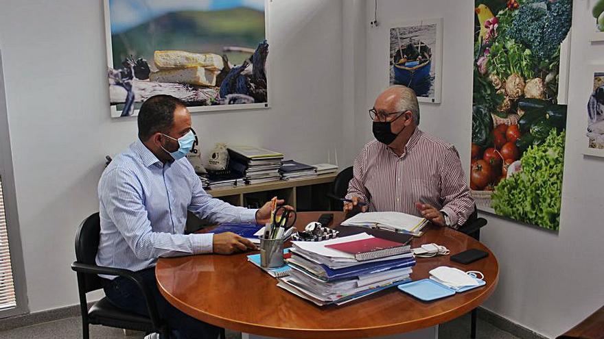 Raúl Afonso y Miguel Hidalgo durante la reunión. | | AYUNTAMIENTO DE MOYA