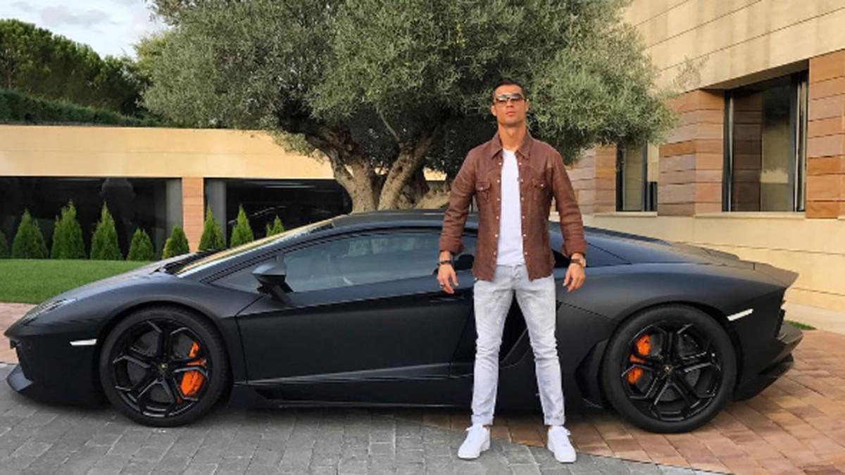 Cristiano Ronaldo, junto a uno de sus coches