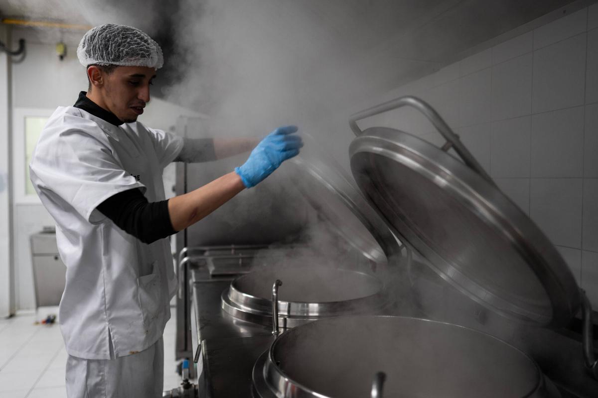 LA ROCA DEL VALLÈS 26/03/2025 Sociedad. Youmes ElYazidi. Modulos de cocina de jovenes reclusos. Entramos en la cárcel de Jóvenes de Catalunya para hacer un reportaje de como hacen en Ramadàn dentro de la prisión. FOTO de ZOWY VOETEN