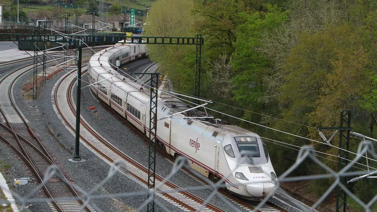 Un tren operado por Renfe a su paso por la zona de Taboadela.