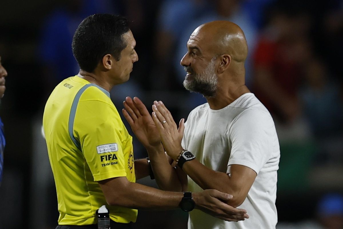 Guardiola, discutiendo con el árbitro del partido ante el Al Hilal
